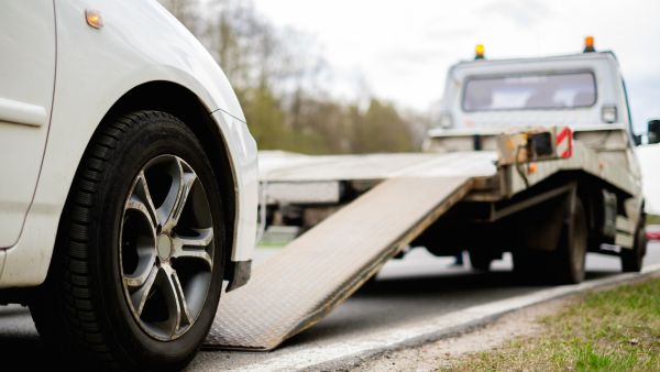 Carro com problema prestes a subir no guincho