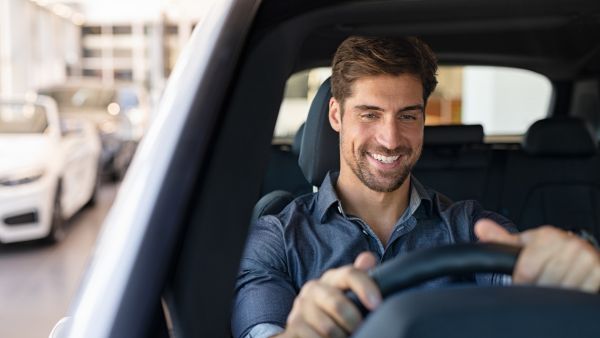 Homem dirigindo feliz com carro nas condições ideais