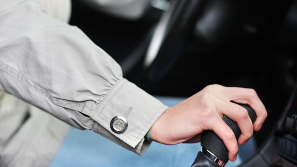 Mulher testando conforto dos movimentos do cambio do carro
