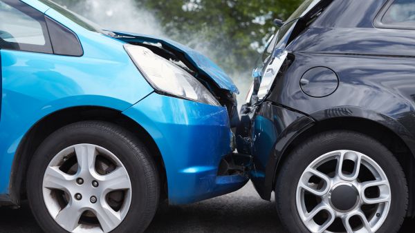 Carro batido na traseira de outro após não conseguir frear