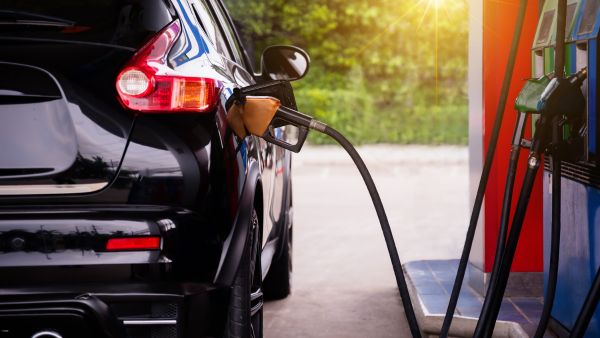 Carro sendo abastecido em posto de gasolina após andar com marcha alta em baixa velocidade