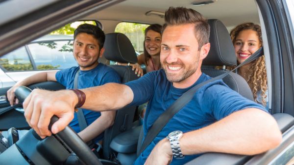 Família feliz antes de viajar com carro em perfeitas condições