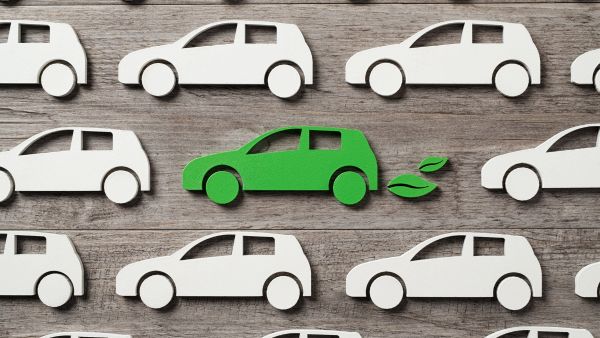 Figuras de vários carros representando a sustentabilidade de veículos elétricos