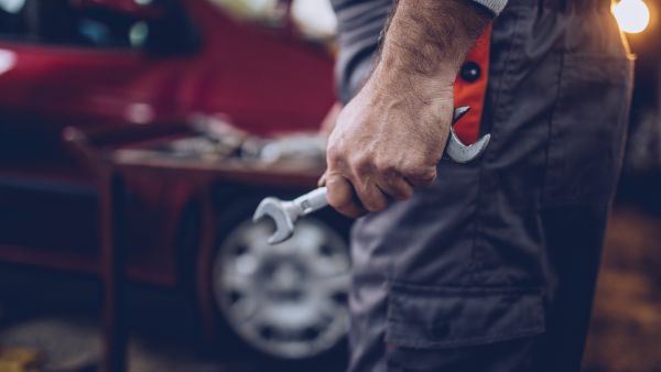 Mecânico prestes a avaliar automóvel com câmbio automático esquentando demais