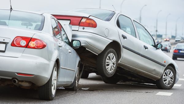 Acidente entre dois carros provocado por defeito no freio