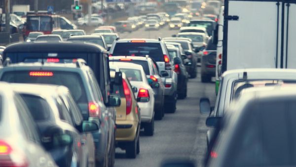 Tráfego de carros congestionado em grande cidade