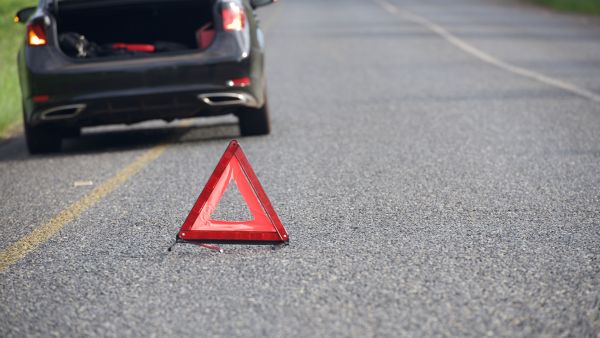 Carro parado na estrada com problemas estrada causados por câmbio patinando