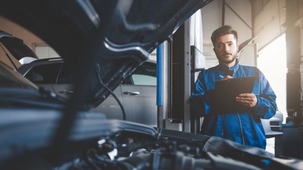 Mecânico analisando conjunto de peças da transmissão do carro