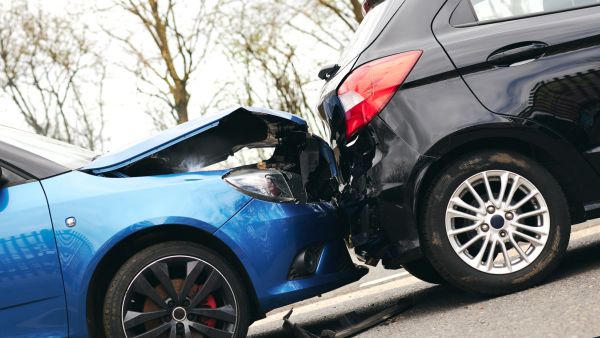 Carro automatico volta na subida e bate em veículo de trás