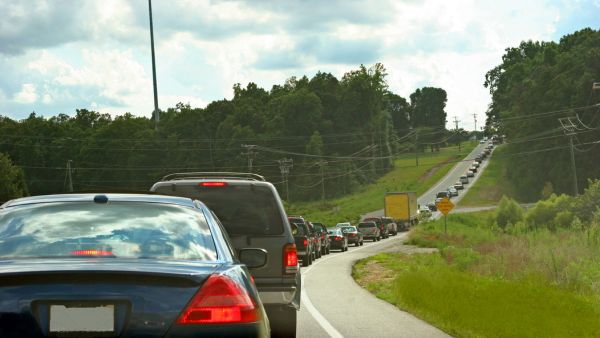 Congestionamento de carros em subida