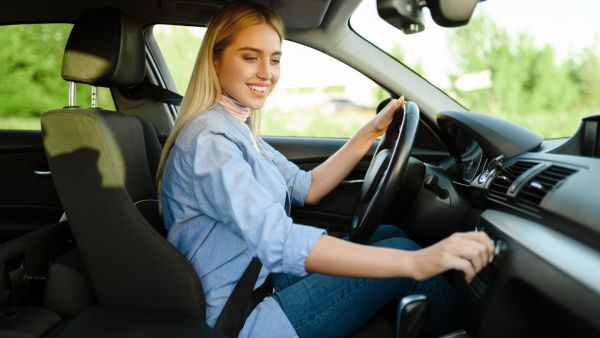 Mulher dirigindo sem preocupações em carro com freio abs