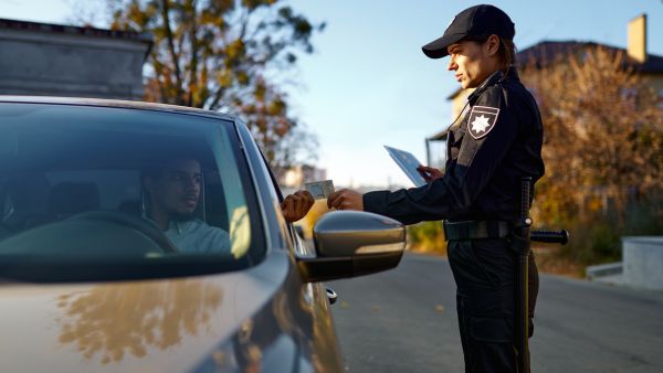 Policial pedindo cnh de condutor na estrada