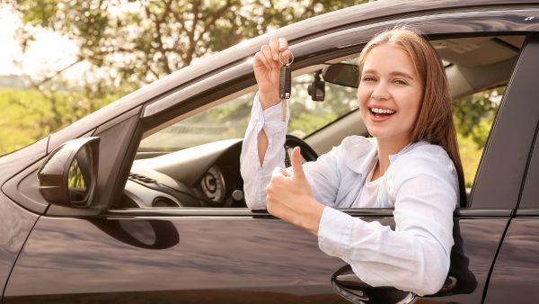 Jovem com deficiência mostrando chave de carro automático para pcd que comprou e adaptou para suas necessidades