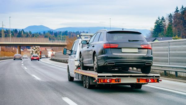 Guincho levando carro que teve vida útil do câmbio encurtada e apresentou falhas na estrada