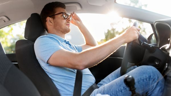 Homem dirigindo preocupado por conta da embreagem dura do carro