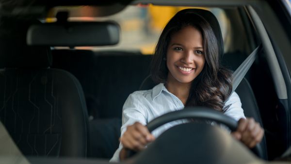 Homem preocupado com sinais que indicam fim da vida útil da embreagem do carro