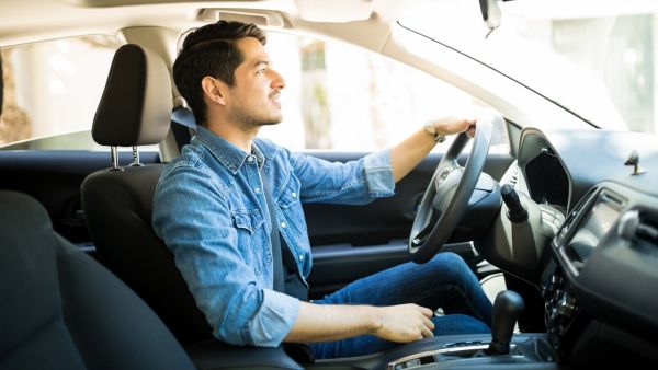 Homem dirigindo preocupado com ruídos estranhos na embreagem do carro