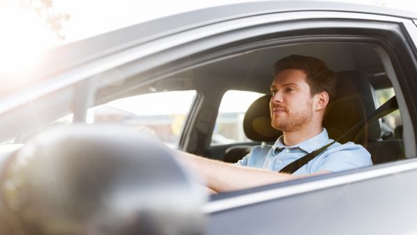 Homem dirigindo tranquilo sem saber de seus maus hábitos de condução