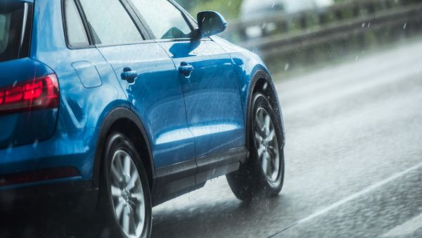 Carro em pista molhada com chuva