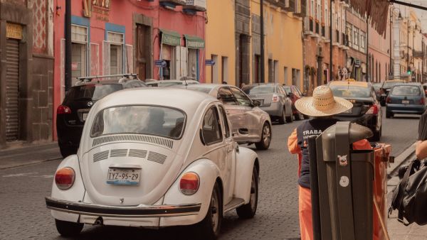 Pessoa dirigindo fusca no centro da cidade