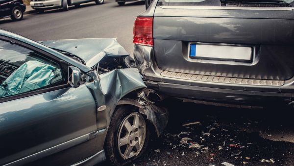 Acidente de trânsito envolvendo dois carros