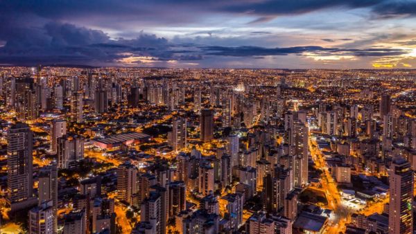 Foto de centro da cidade de Goiânia a noite