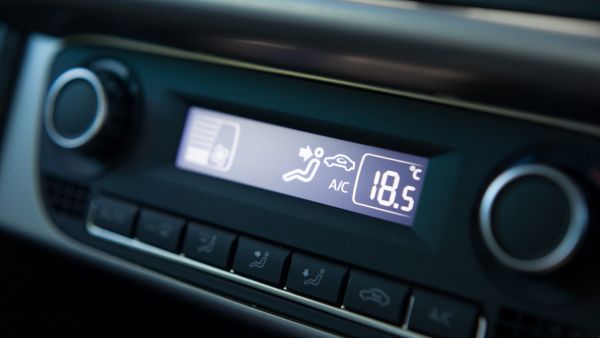 Ar condicionado automotivo ligado em temperatura agradável