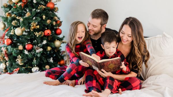 Família reunida em casa para comemorar o natal