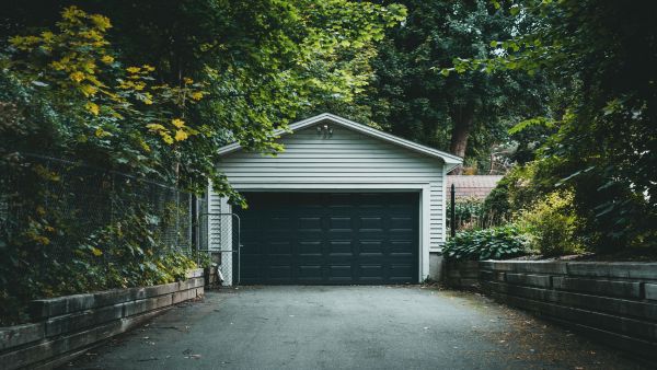 Garagem com carro muito tempo parado