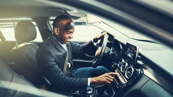 Homem voltando a dirigir após deixar carro muito tempo parado na garagem