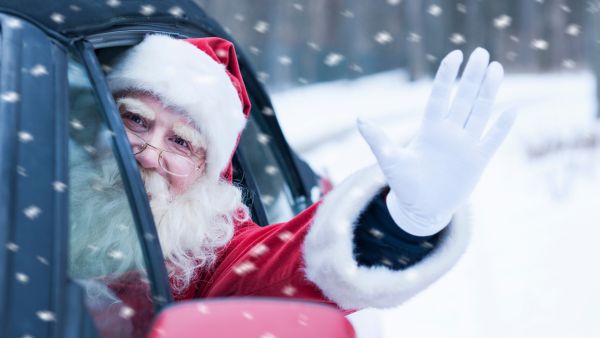 Papai noel dirigindo simbolizando a chegada do natal