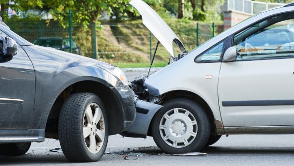 Acidente de carro com excesso de peso e outro condutor