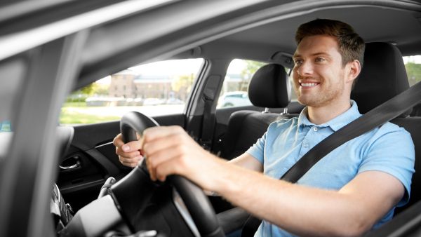 Homem dirigindo com tranquilidade em carro com marcha lenta regular