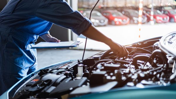 Mecânico fazendo revisão em carro automático