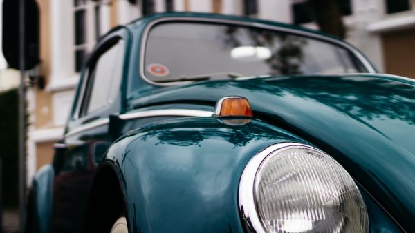 Fusca na rua fazendo alusão a popularidade do modelo de carro