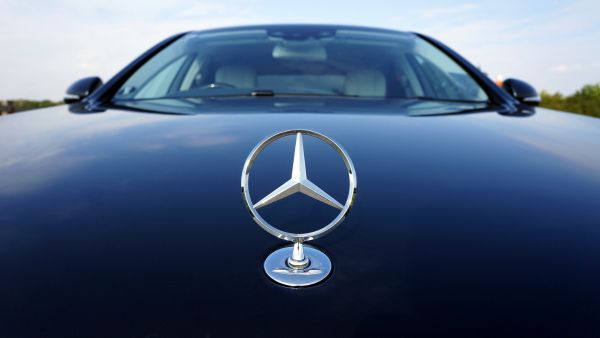 Logotipo de carro Mercedes Benz em destaque em veículo da marca