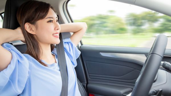 Mulher indo para destino mas sem usar as mãos representando o conforto de carros autônomos