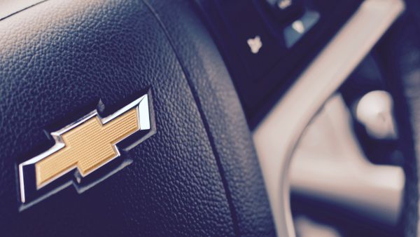 Volante com emblema da Chevrolet representando logotipos de carro mais populares