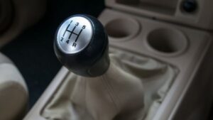 Carro com câmbio manual com foco na alavanca da caixa de câmbio