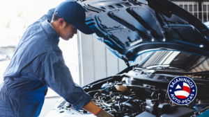 carro com o capô aberto e mecânico verificando as peças internas