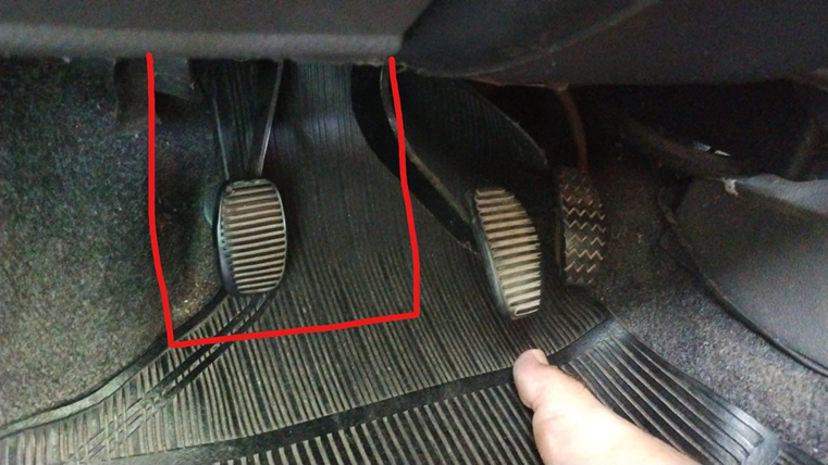 pedal da embreagem duro